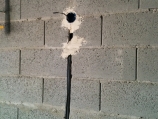 <p>Камень состоит из двух бетонных стенок по 30 мм и воздушного зазора в 20 мм между ними (общая ширина 80 мм). Для укладки кабель-канала делаются пропилы в одной из стенок, выбивается канавка, в которую закладывается кабель. По такому же принципу вставляются подрозетники и распределительные коробки.</p>