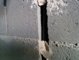 <p>Камень состоит из двух бетонных стенок по 30 мм и воздушного зазора в 20  мм между ними (общая ширина 80 мм). Для укладки кабель-канала делаются  пропилы в одной из стенок, выбивается канавка, в которую закладывается  кабель. По такому же принципу вставляются подрозетники и  распределительные коробки.</p>