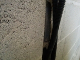 <p>Камень состоит из двух бетонных стенок по 30 мм и воздушного зазора в 20  мм между ними (общая ширина 80 мм). Для укладки кабель-канала делаются  пропилы в одной из стенок, выбивается канавка, в которую закладывается  кабель. По такому же принципу вставляются подрозетники и  распределительные коробки.</p>